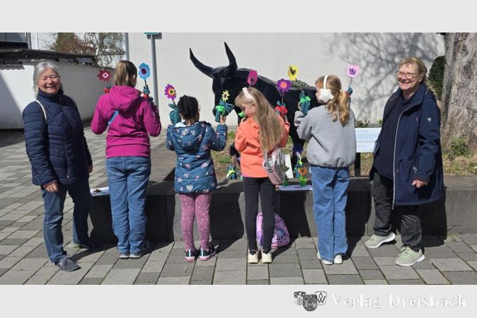 Foto: Lore Fieber 
Die vier Kinder der Mittwochsgruppe mit den Begleitern Cäcilia Habicht (l.) und Rosi Reinelt.