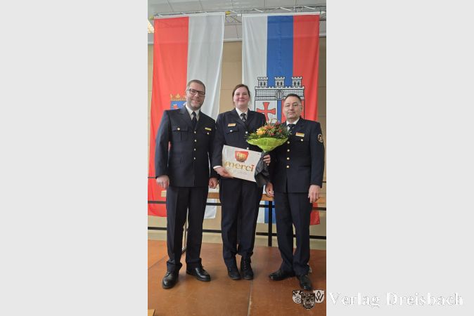 Foto: KFV MTK
KFV-Verbandsvorsitzender David Tisold (links) sowie sein Stellvertreter Peer Neugebauer dankten der scheidenden Kreisminifeuerwehrwartin Angelina Schumacher ausdrücklich für ihr langjähriges Engagement und ihren Einsatz für die Kinderfeuerwehren im Main-Taunus-Kreis.