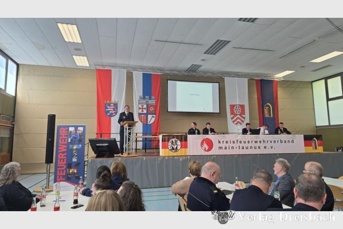 Foto: KFV MTK
Beim diesjährigen Kreiskinderfeuerwehrtag der Kreiskinderfeuerwehr Main-Taunus, der am Samstagvormittag in der Sport- und Kulturhalle Massenheim stattfand, standen neben einem Rückblick auf das Jahr 2025 insbesondere personelle Veränderungen in der Leitung im Fokus.