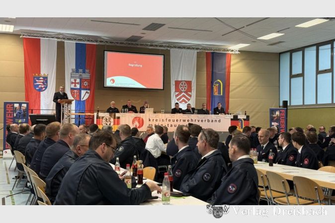 Foto: S. T. Baum / KFV MTK
Der Kreisfeuerwehrverband Main-Taunus hielt seine Verbandsversammlung für das Geschäftsjahr 2025 in der Sport- und Kulturhalle Massenheim ab. Anschließend folgte die Mitglieder-Vertreterversammlung der Sterbekasse.