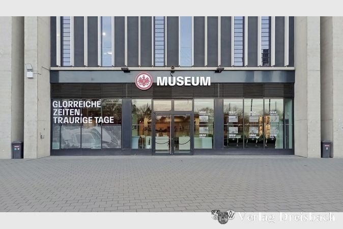 Foto: KulturForum
Zu Beginn des Ausflugs geht es zunächst ins Vereinsmuseum der Frankfurter Eintracht.
