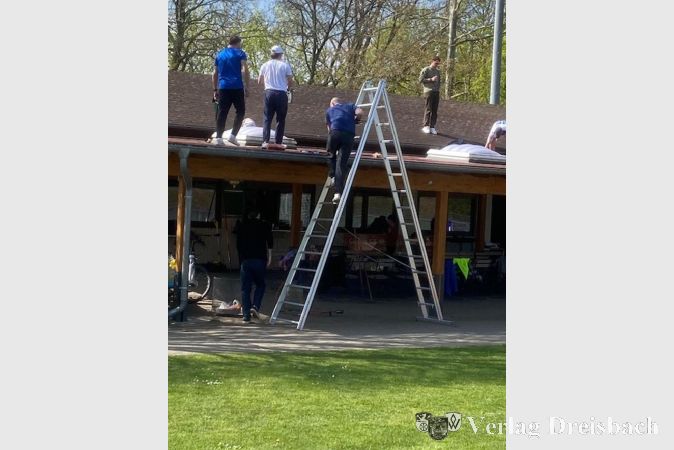 Foto: SV 07 Kriftel
Das Containerdach musste ebenfalls gereinigt werden.