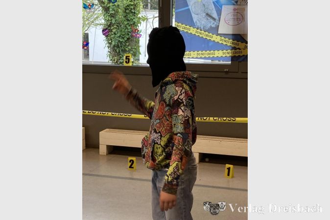 Foto: Gemeinde
"Hände hoch!": Gestellter Überfall beim Detektivworkshop.