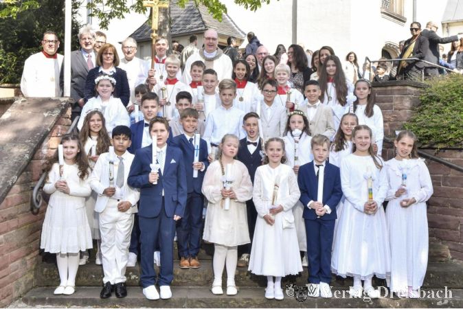 Foto: Mike Wenski
Die erste Gruppe Kommunionkinder empfing am Samstag im Hochamt um 11 Uhr das Sakrament der Erstkommunion.