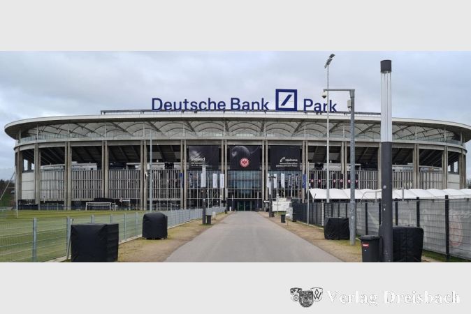 Foto: KulturForum
Auch die Heimspielstätte der SGE wird inspiziert, und das an sonst unzugänglichen Orten wie der Spielerkabine und der Auswechselbank.