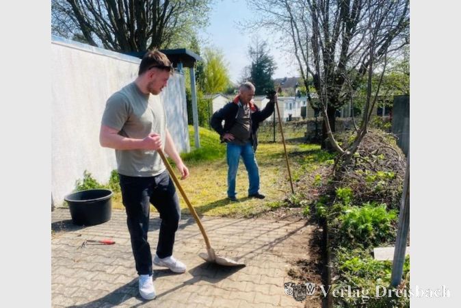 Foto: SV 07 Kriftel
Bruno Pfeffer, Mitglied des Ältestenrats, half Jakob Rupcic, Torhüter der 1. Mannschaft, bei der Unkrautbeseitigung.