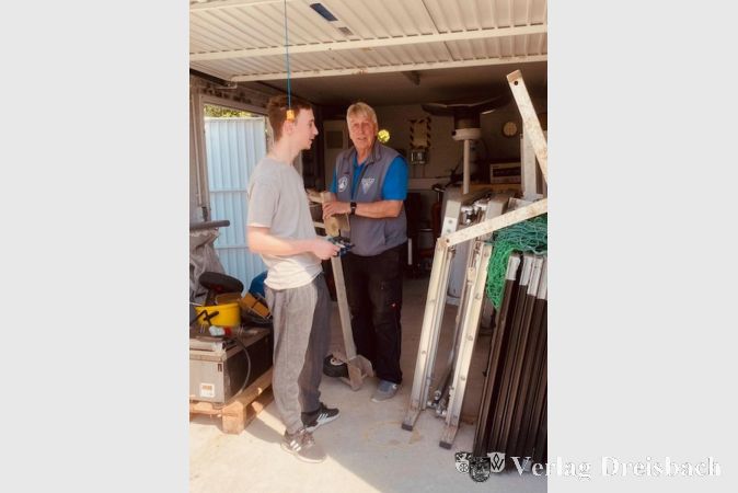 Foto: SV 07 Kriftel
1. Vorsitzender Ralf Schmidt (re.) legte auch mit Hand an bei der Aufräumaktion.