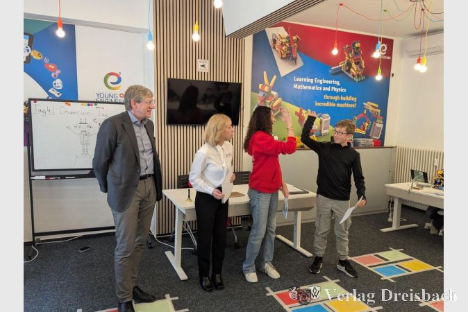 Foto: mpk
V.l.n.r.: Alexander Schwarz von der Wirtschaftsförderung, Geschäftsführerin Svetlana Vetrova, Kursleiterin Iman Ilbouazzati und Eliah Schmitt bei der Aushändigung der Zertifikate.