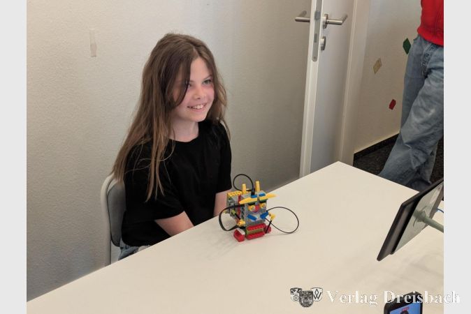 Foto: mpk
Fiona mit ihrem Roboter.