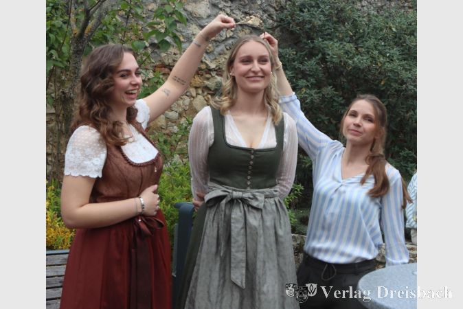 Foto: gus
Milena I. (l.) übergab nach einem Jahr Regentschaft die Krone der Wickerer Winzerkönigin an die bisherige Prinzessin Wiktoria I., Winzervereinschefin Juliana Venino (r.) assistiert ihr dabei.