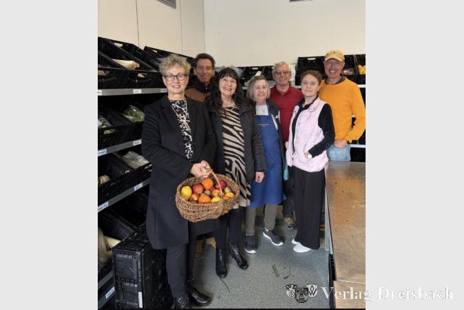 Foto: privat
Spendenübergabe bei der Tafel Hattersheim-Hofheim mit Marion Schulz-Cleve (links) und Edeltraud Moos-Czech (3.v.l.) vom Lions Club und Markus Barthel, dem Leiter der Tafel (2.v.l.).