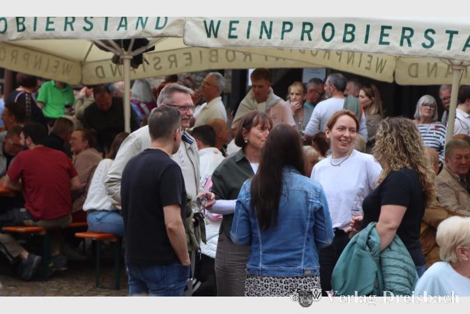 Foto: gus
Relaxen und einen Wein genießen, das geht ab jetzt bis Anfang Oktober an jedem Wochenende am Weinprobierstand am Tor zum Rheingau.