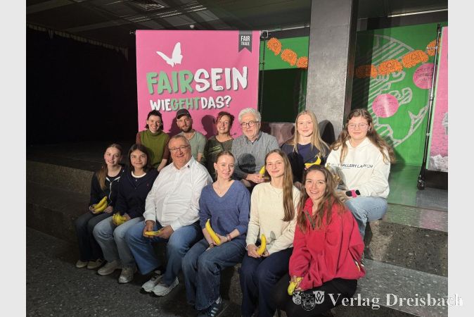 Foto: Stadt Hattersheim
Sonni Maier (hinten, 3.v.l.) und ihr Theater-Team, Schulleiter Herr Dr. Heither (hinten, 4.v.l.), Bürgermeister Klaus Schindling (vorne, 3.v.l.) mit Schülerinnen der Fairtrade-AG.