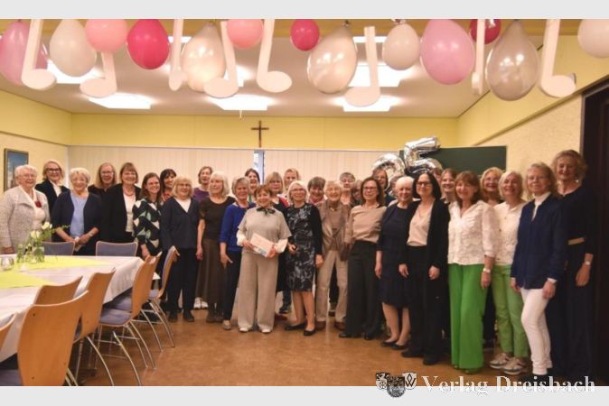 Foto: privat
Gruppenfoto der Choryfeen mit ihrer musikalischen Leiterin Svitlana Tulchiner.