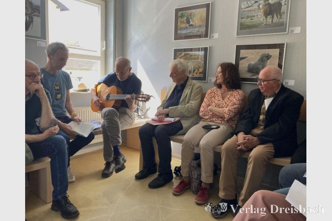 Foto: hl
Wenn Chris Savage zur Gitarre greift, hört das Publikum aufmerksam zu. Von rechts: Ottmar Vorländer, Marga Günther, Bernd Stickelmann, Chris Savage, Armin Nufer.