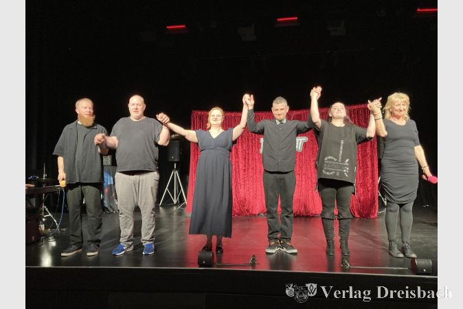 Foto: hl
Riesiger Applaus für das Theater RequiSiT. Von links Florian, Sascha, Katja, Dominic, Paddy und Nora.