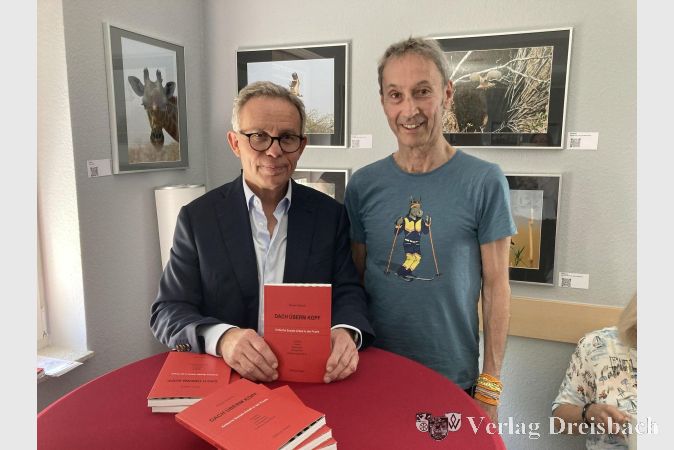 Foto: hl
Klaus Störch und Armin Nufer (rechts) bei der Präsentation des Buches „Dach überm Kopf“.