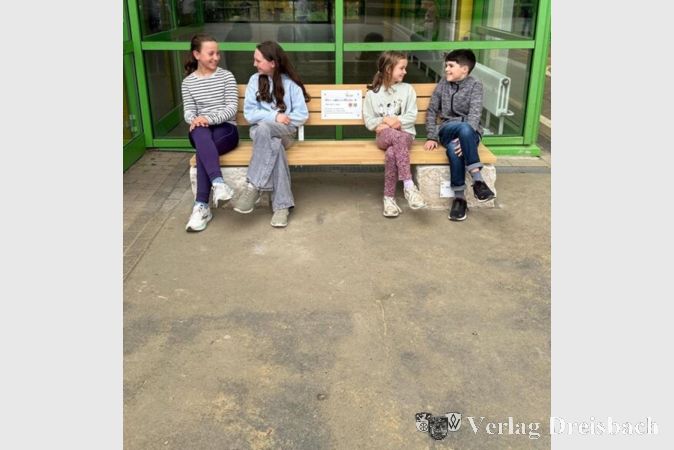 Foto: Gemeinde
Schülerinnen und Schüler auf der neuen Freundschaftsbank.