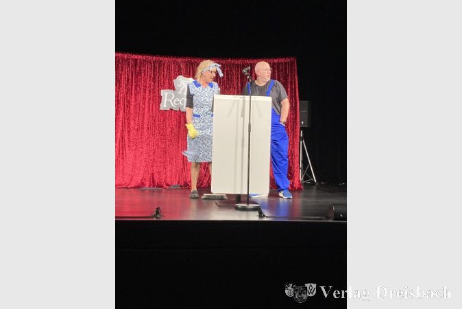 Foto: hl
Bärbel (Nora Staeger) und Manne (Sascha Johannson) stellten die Laudatoren vor.