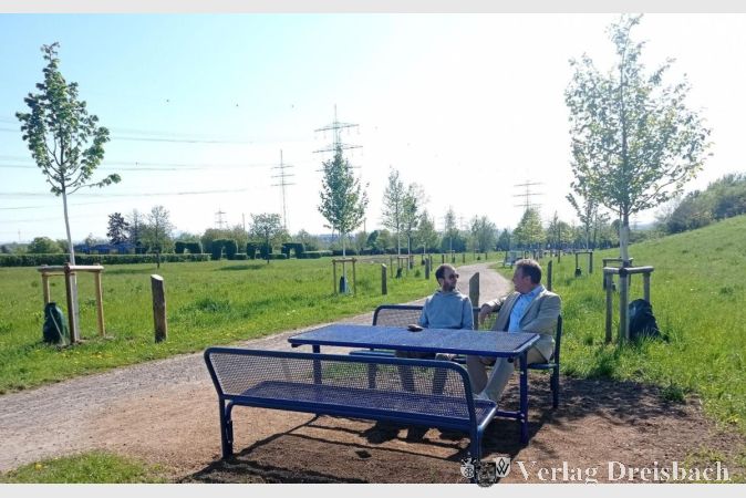 Foto: Gemeinde
Der Erste Beigeordnete Martin Mohr (links) nahm mit Torsten Horn vom Grünflächenamt Platz am neuen Tisch.