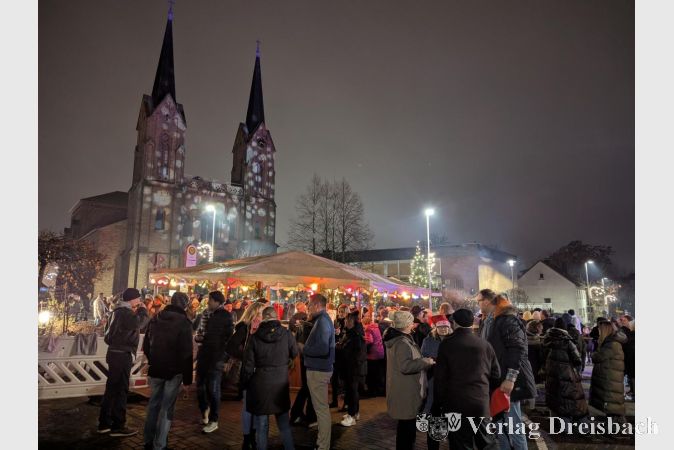 Foto: mpk
Der Glühweinabend im vergangenen Jahr wird vorerst der letzte in dieser Form gewesen sein. Die Veranstalter im Vereinsring wollen das Konzept überdenken und sich dafür die notwendige Zeit nehmen. Deshalb wird dieser Termin am Vorabend des Adventsmarkts in diesem Jahr entfalllen.