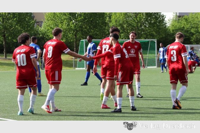 Foto: Celine Syplie
Die Mannschaft beglückwünschte sich zum 2:1-Heimsieg.