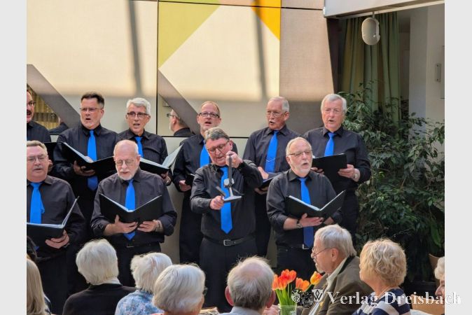 Foto: mpk
Zum "Hammerschmied" hatte Chormitglied Franz extra einen Amboss geschmiedet, mit dem das Lied stilgerecht begleitet wurde.