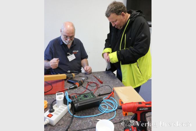 Foto: privat
Wolfgang Kiel bei der Reparatur einer Lampe im Beisein des Kunden.