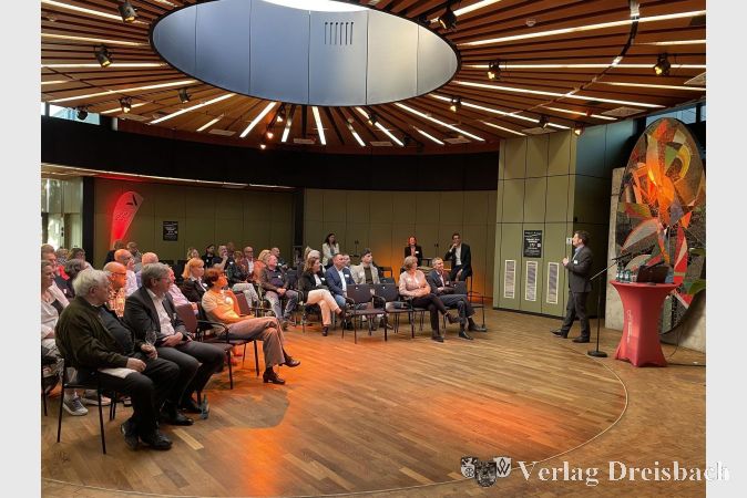 Foto: Stadt Hattersheim
Business-Talk in den Räumlichkeiten der Stadthalle Hattersheim.
