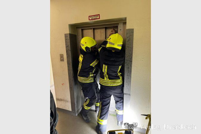 Foto: Feuerwehren Hattersheim
Drei Mal wurde die Feuerwehr Hattersheim zu einer Aufzugsöffnung in die Hans-Riggenbach-Straße alarmiert. Insgesamt konnten drei Personen aus dem steckengebliebenen Aufzug befreit werden.