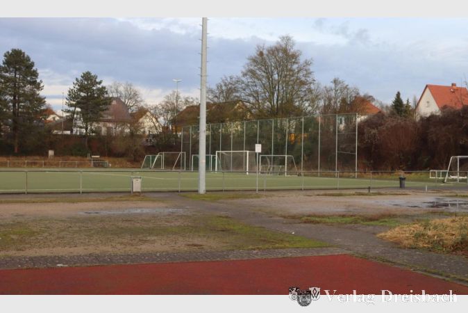 Foto: gus
Die DJK Schwarz-Weiß kann sich nun auf Mittel aus dem Bundesprogramm zur Sanierung von Kunstrasen und Tartanbahn auf dem Sportplatz an der Hauptstraße freuen.