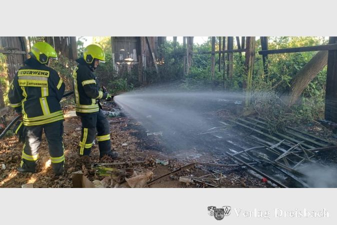 Foto: Feuerwehren Hattersheim
Mit der Meldung "Unklare Rauchentwicklung" wurde die Feuerwehr Okriftel am Samstag um 17:16 Uhr in den Sterntalerweg alarmiert. Als Ursache konnten eine verlassenen Scheune festgestellt werden, in der Unrat und Holz brannten. Mit dem Schnellangriff konnte das Feuer schnell gelöscht werden.