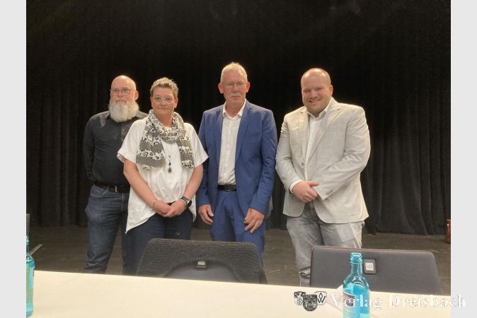 Foto: hl
Der Stadtverordnetenvorsteher und seine Stellvertreter. Von links: Stefan Ehrecke (Bündnis 90/Die Grünen), Melanie Jürgens-Schumacher (SPD), Georg Reuter (CDU) und Kevin Reuter (CDU).