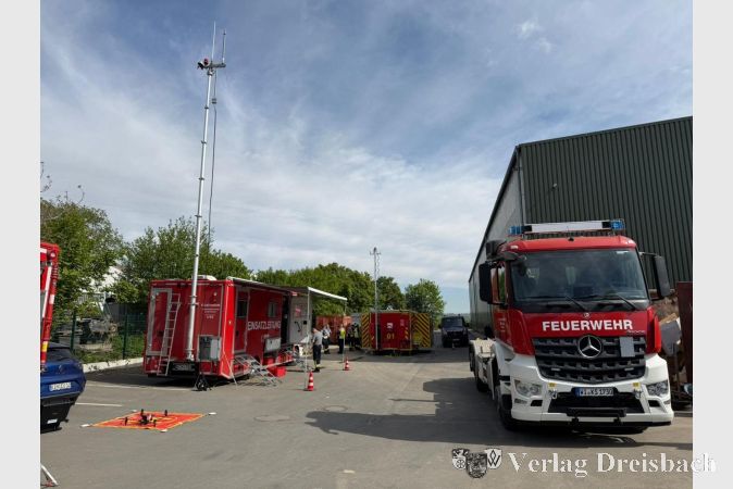 Foto: Feuerwehren Hattersheim
Am Samstagmorgen wurde die Feuerwehr Hattersheim mit ihrem Wechselladerfahrzeug und dem Abrollbehälter Einsatzleitung als Teil der Führungsgruppe Technische Einsatzleitung (TEL) zu einem Großbrand in Kelkheim-Münster alarmiert.