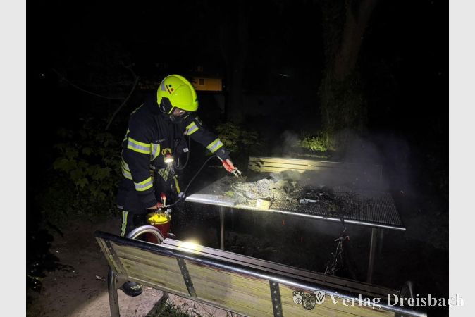 Foto: Feuerwehren Hattersheim
In der Nacht zum Sonntag wurde die Feuerwehr Hattersheim um 1.11 Uhr in die Friedensstraße/Egerstraße alarmiert. Auf einem Metalltisch brannten Reste eines Einwegsgrills und Unrat. Mit einem Kleinlöschgerät konnte das Feuer schnell gelöscht werden.