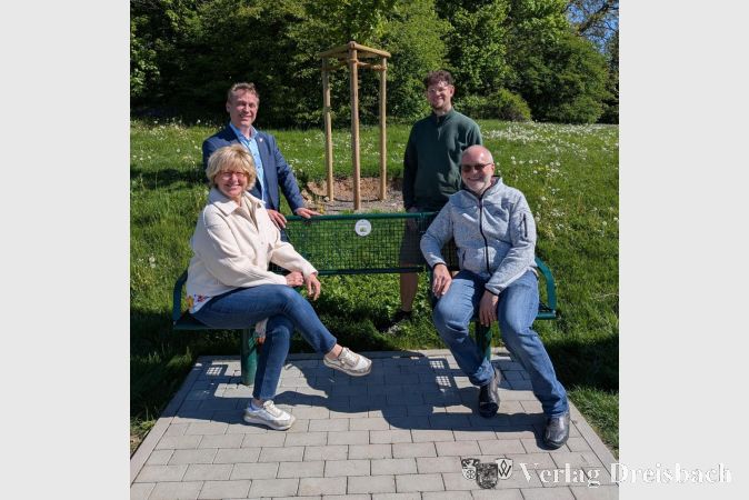 Foto: Gemeinde
Der Erste Beigeordnete Martin Mohr (links stehend), Oliver Prusko (rechts stehend) sowie Silvia und Heiner May (auf der Bank sitzend) vor dem gespendeten Baum.