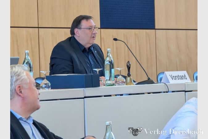 Foto: mpk
Richard Kilian (GALF) wurde die Ehre zuteil, während der Wahl des Stadtverordnenvorstehers die Sitzung vorübergehend leiten zu dürfen.
