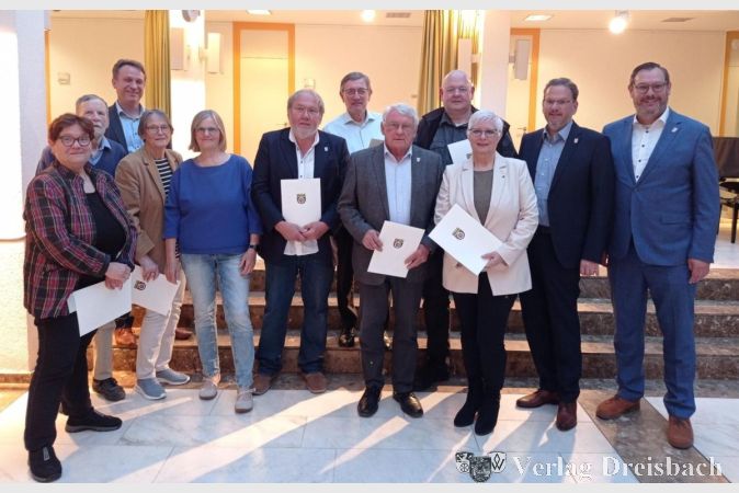 Foto: Gemeinde
Der neue Gemeindevorstand mit dem Ersten Beigeordneten Martin Mohr (3.v.l.), dem Vorsitzenden der Gemeindevertretung Alexander Feist (2.v.r.) und Bürgermeister Christian Seitz (rechts).
Die ehrenamtlichen Beigeordneten von links nach rechts: Thea Tobisch-Schuster, Ferdinand Dillmann, Bettina Jansen, Dorothé Kettner-Andal, Erhard Koch, Joachim von Kiel, Edelbert Hoss, Thomas Rieger und Monika Beisheim.