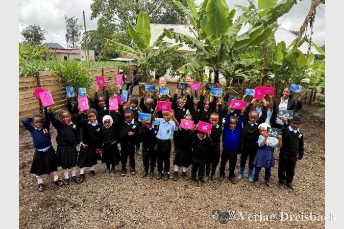 Foto: Gemeinde
Große Freude über die mitgebrachten Schulmäppchen.
