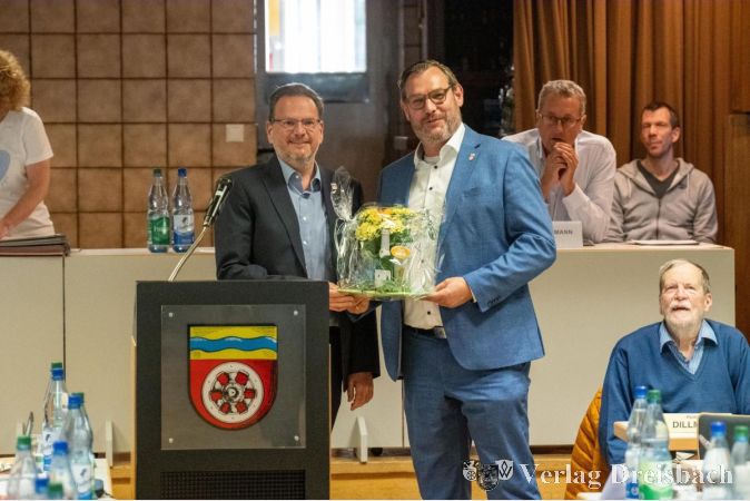 Foto: FFC
Bürgermeister Christian Seitz (rechts) gratulierte Alexander Feist zur Wiederwahl als Vorsitzender der Gemeindevertretung.
