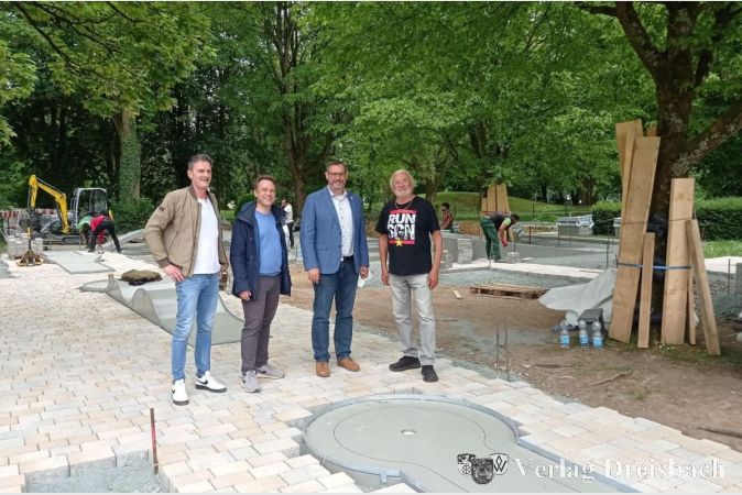 Foto: Gemeinde
Am Dienstag auf der Minigolfanlage im Freizeitpark: Projektleiter Michael Knittel, der Erste Beigeordnete Martin Mohr, Bürgermeister Christian Seitz und Dieter Veit vom Kiosk im Freizeitpark.
