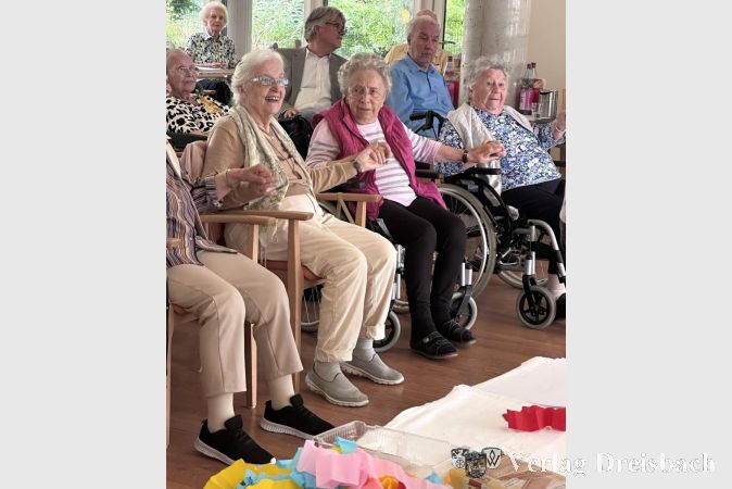 Foto: Kursana
„Tanz in den Mai“ geht auch im Sitzen. Die Senioren im Kursana Domizil hatten viel Vergnügen mit flotten Hits und klassischen Klängen.
