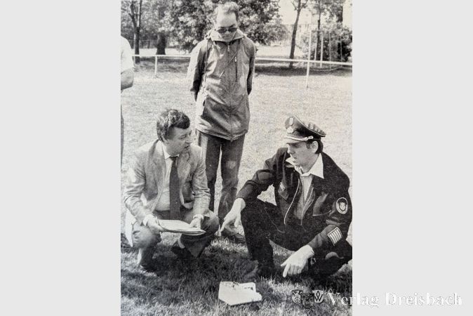 Foto: Archiv HS
Auf Strahlensuche: Arno Respondeck, Leiter des Strahlenschutzzuges des Kreises (rechts) und Hans Hoffmann, Leiter des Hattersheimer Ordnungsamtes, aufgenommen auf dem Sportplatz an der Eddersheimer Staustufe.