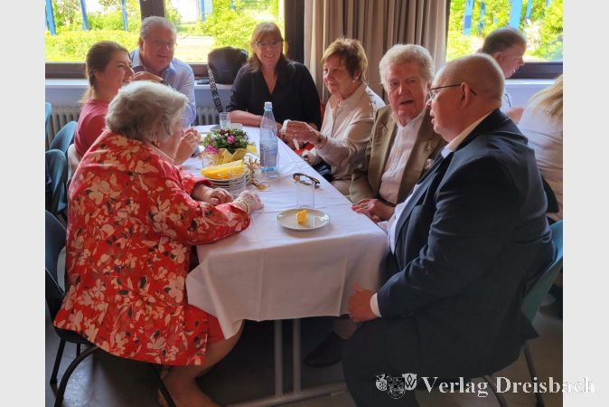 Foto: CCM-Pressestelle
Vereinsgründer und Ehrenstadtverordneter Günter Tannenberger (2.v.r.) und Ehefrau Angi (3.v.r.), ebenfalls Mitgründerin, zählten zu den vielen Ehrengästen am vergangenen Samstag.
