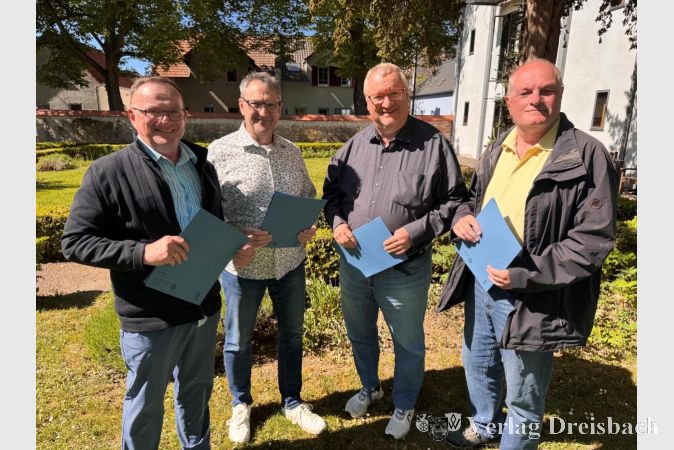 Foto: CDU/FDP Hattersheim
V.l.n.r.: Michael Minnert (Fraktionsvorsitzender CDU), Oliver Wiendl (Fraktionsvorsitzender FDP), Klaus Schindling (Bürgermeister), Norbert Reichert (Vorsitzender FDP Hattersheim).