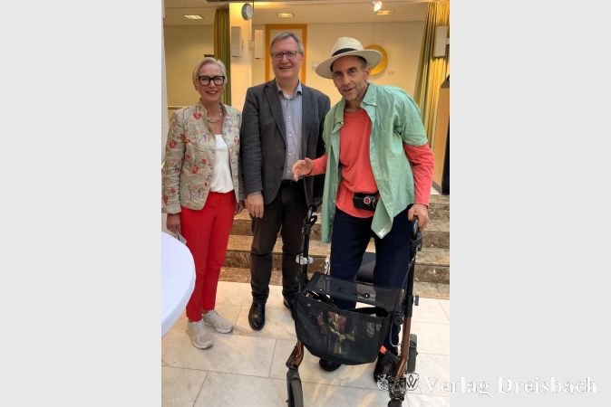 Foto: vdL
V.l.n.r.: Elke Wetterau-Bein, Dr. Frank Fichert und Künstler Florian Zapf.