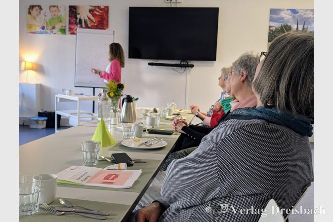 Foto: nab
Aufmerksam verfolgen die Teilnehmerinnen den Impulsvortrag von Mentalcoach Cornelia Möcke zum Thema Abgrenzung und Selbstbewusstsein.