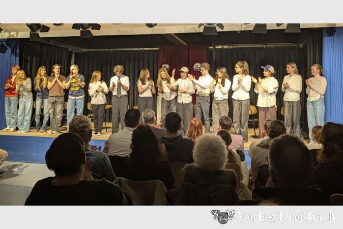 Foto: nab
Nach der Vorstellung gab es langen Applaus für das Ensemble und viel Stoff zum Nachdenken.