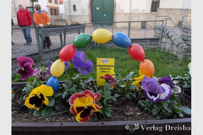 Foto: nab
Farbtupfer im Ortsbild: Die Blumenkästen rund um die Nepomuk-Statue werden seit 2012 vom Förderverein gepflegt.