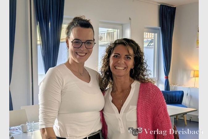 Foto: nab
Corinna Allendorff (l.) von der Flörsheimer Stadtverwaltung gemeinsam mit Referentin Cornelia Möcke beim Frauenfrühstück im Mehrgenerationentreff.